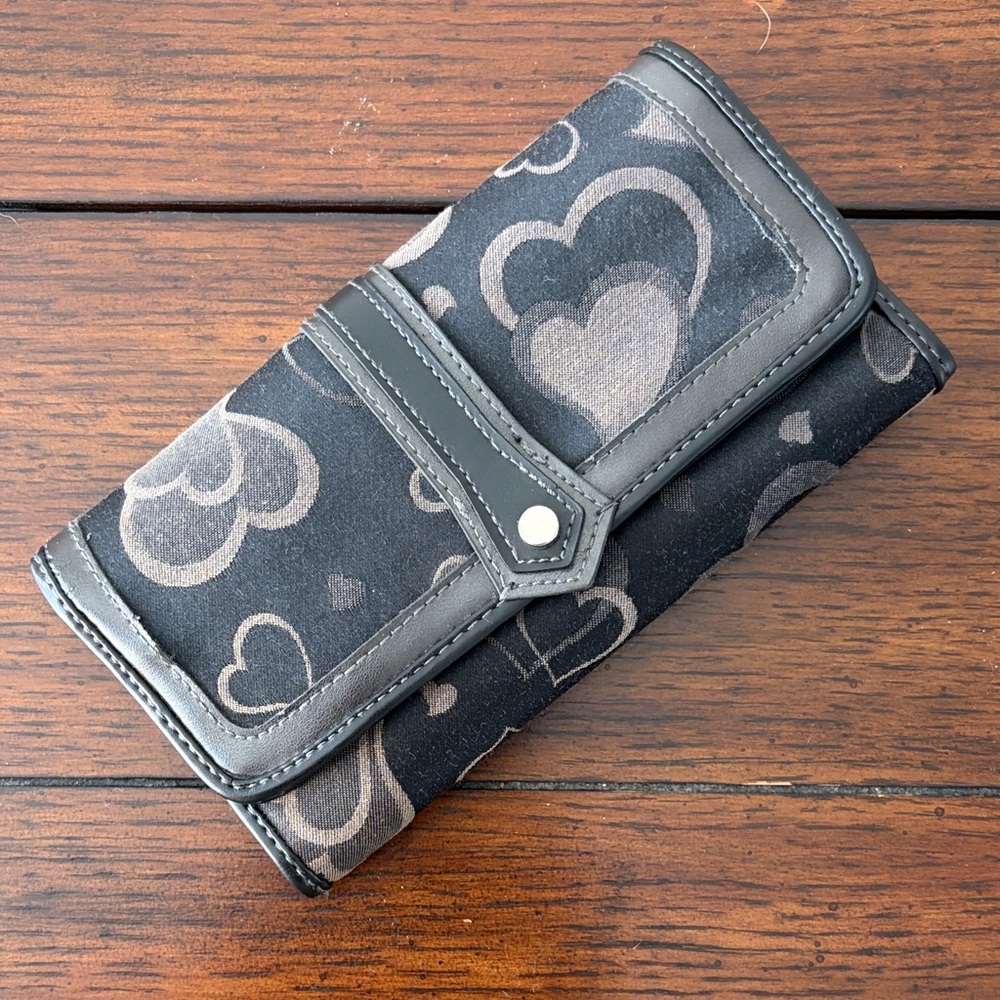 Hato Hasi  Black Wallet with Heart Design